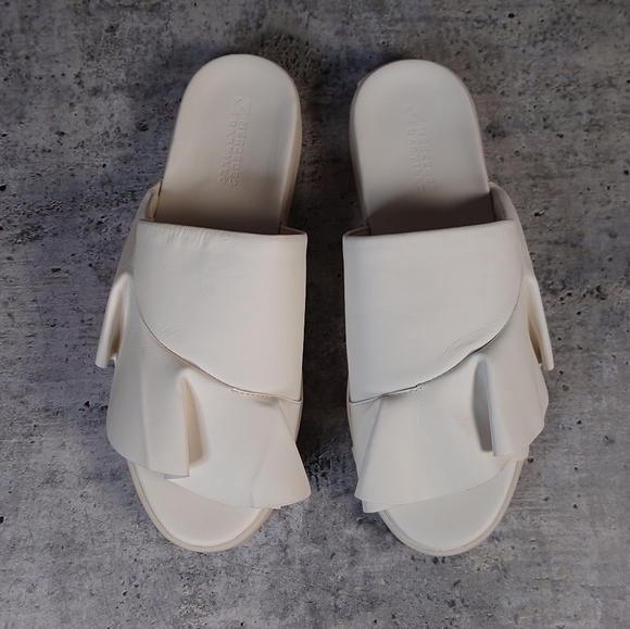 Mercedes Castillo White Slipper Sandals - Picture 15 of 16